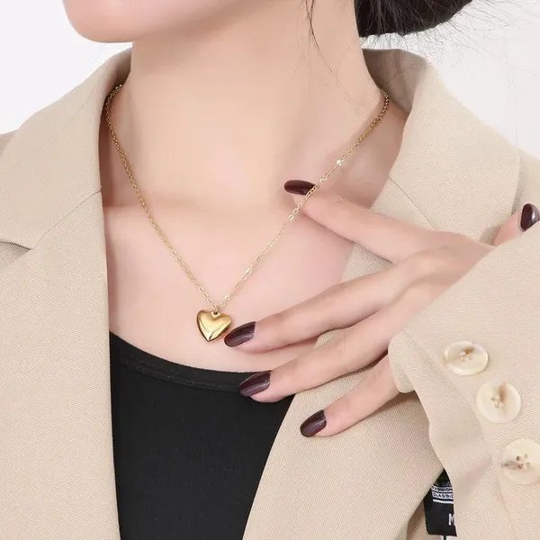 Gold_Heart_Pendants_For_Women